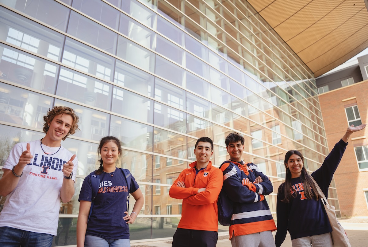 Gies Business undergraduate students gathering outside of BIF.